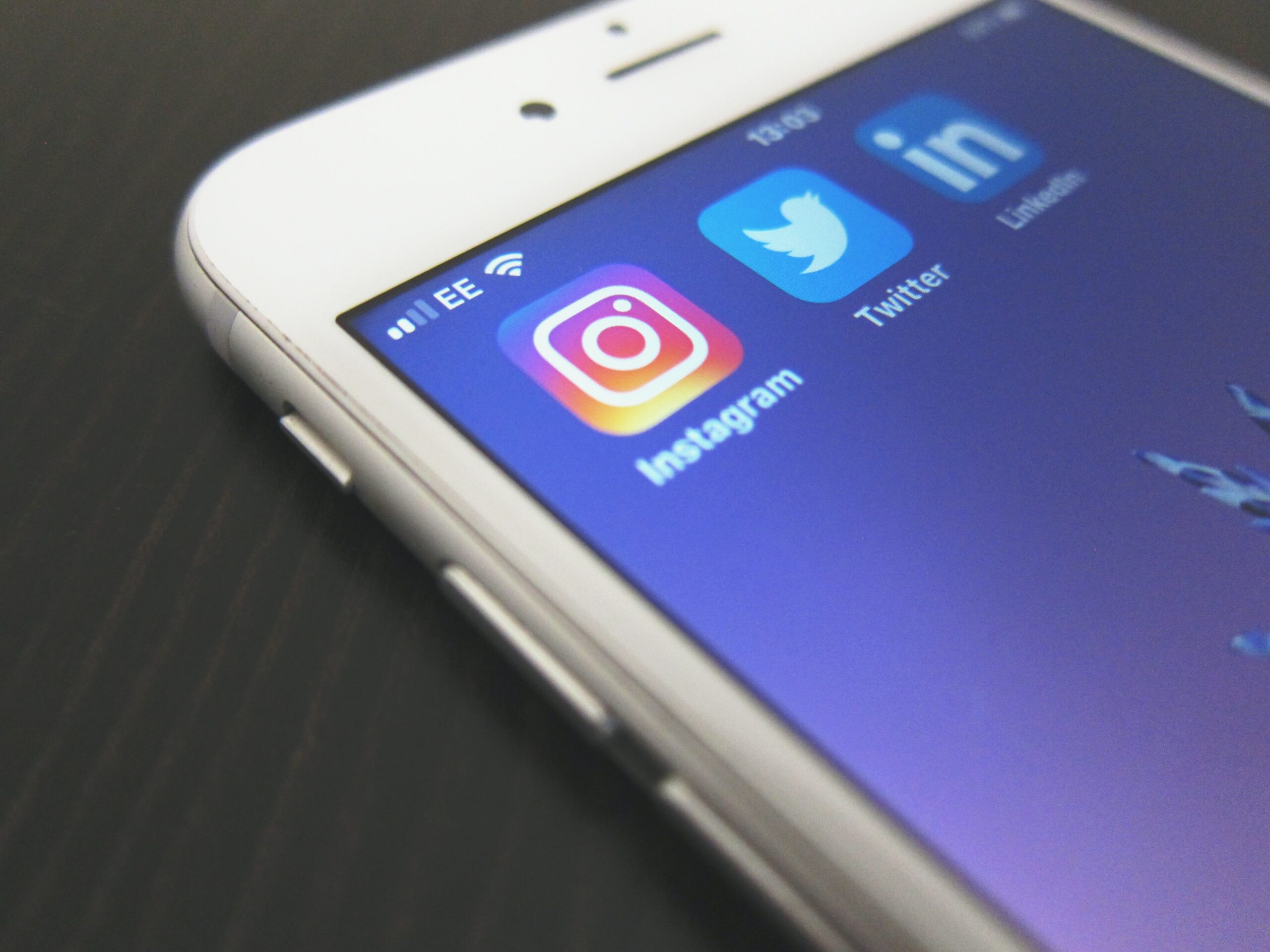 Instagram, twitter og linkedin logo på mobiltelefon